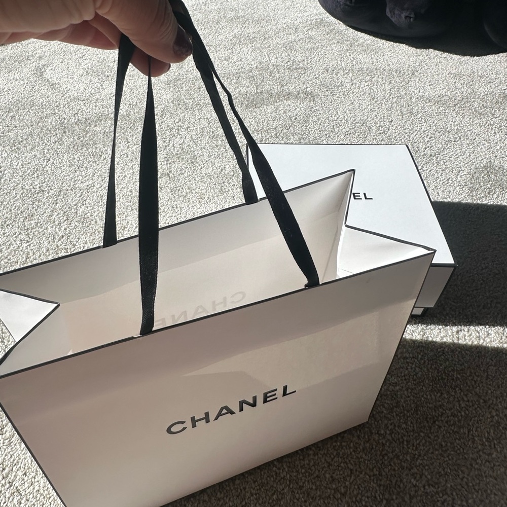 Chanel White Bag with Black Handles🎉🎊🎊🎊🎁🎁🎁